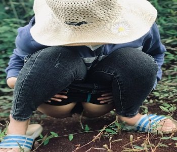 Cô gái Tây Nguyên khoe bướm trên mạng